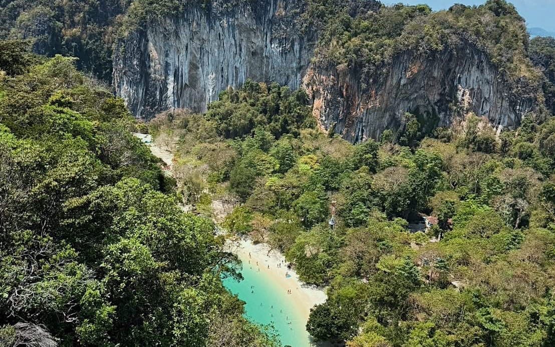 Hong + 4 Islands